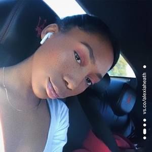 Meet your Posher, Alexia